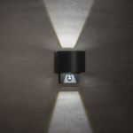 Immagine di LAMPADA DA PARETE PER ESTERNO CON SENSORE CON FASCIO DI LUCE BIDIREZIONALE REGOLABILE  - 7W - 4000K - IP54 - CIRCOLARE - KNREKA 